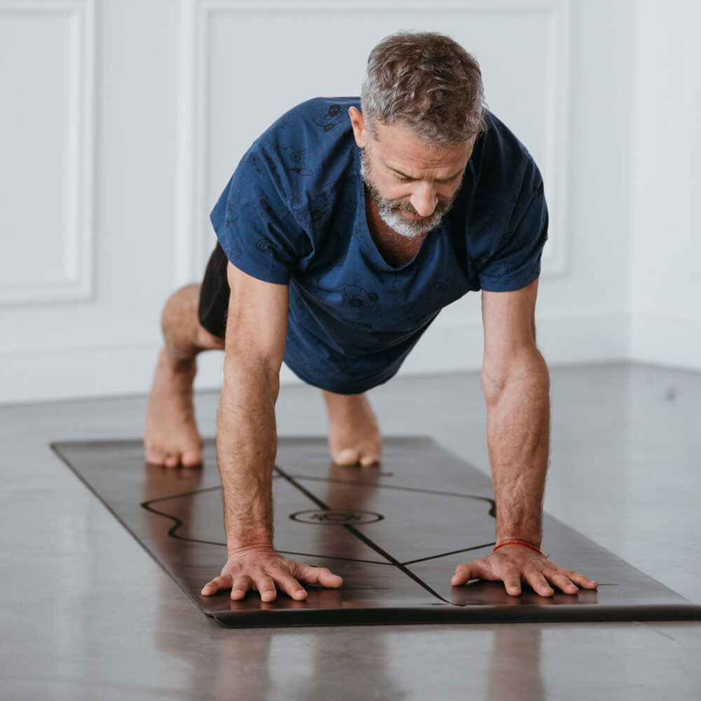 Tapete / Mat de Yoga con alineación Sukha Negro